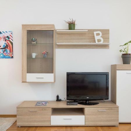 Cute And Sunny Studio In Zagreb With Balcony & Free Parking Buitenkant foto