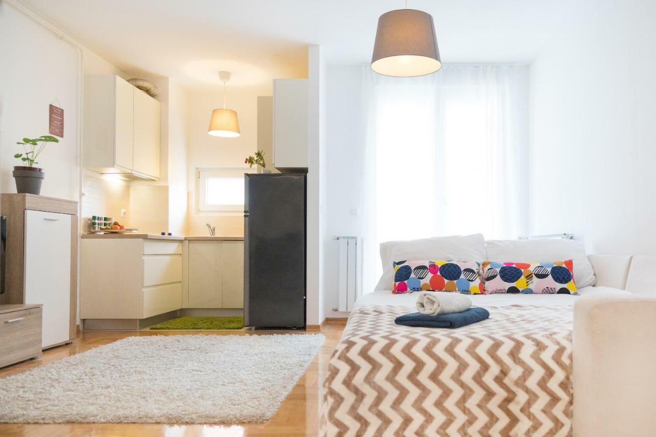 Cute And Sunny Studio In Zagreb With Balcony & Free Parking Buitenkant foto